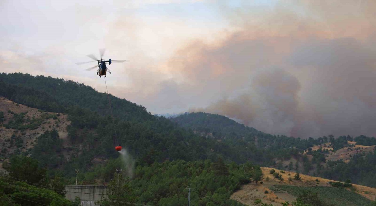 Kahramanmaraşta yangına havadan karadan müdahale sürüyor