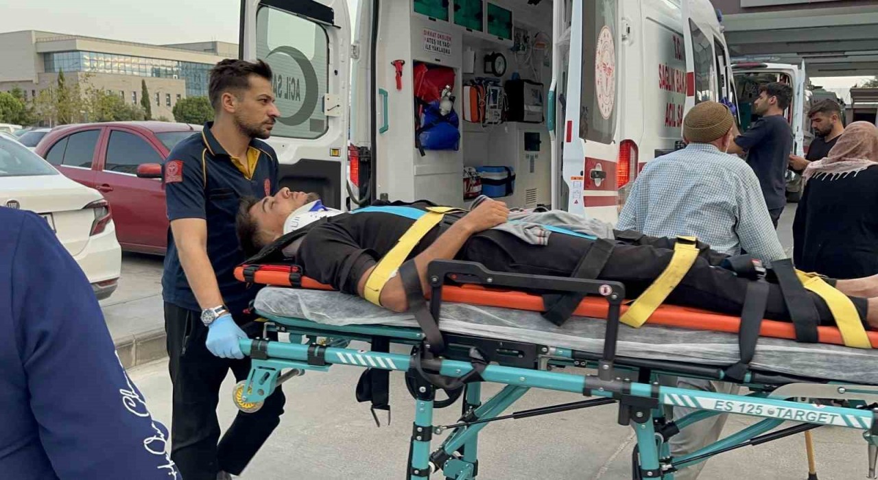 Kahtada motosiklet otomobille çarpıştı: 2 ağır yaralı