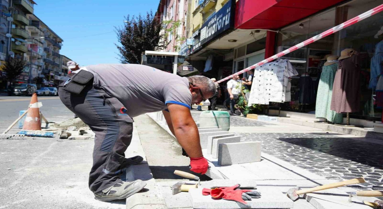 Kaldırım düzenlemeleri devam ediyor