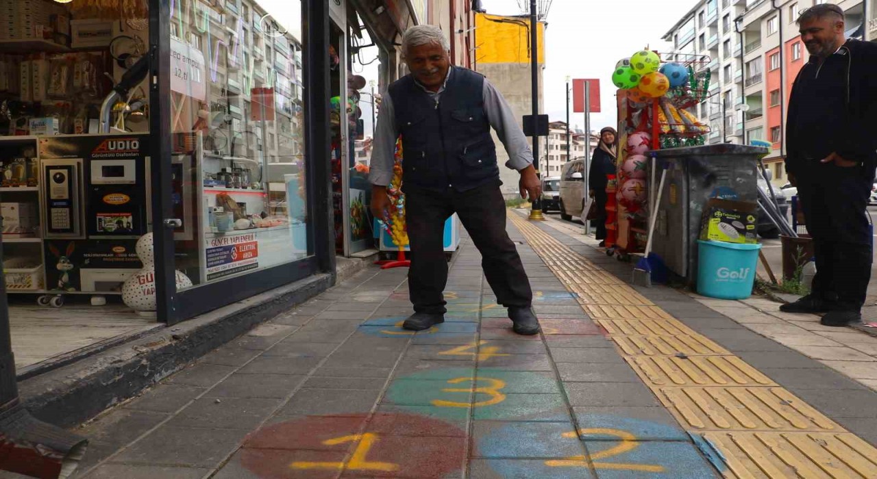 Kaldırıma seksek çizdi, yoldan geçenleri çocukluk hatıralarına götürdü