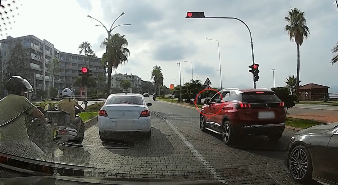 Kamerayla yere izmarit attığı tespit edilen sürücülere ceza yağdı