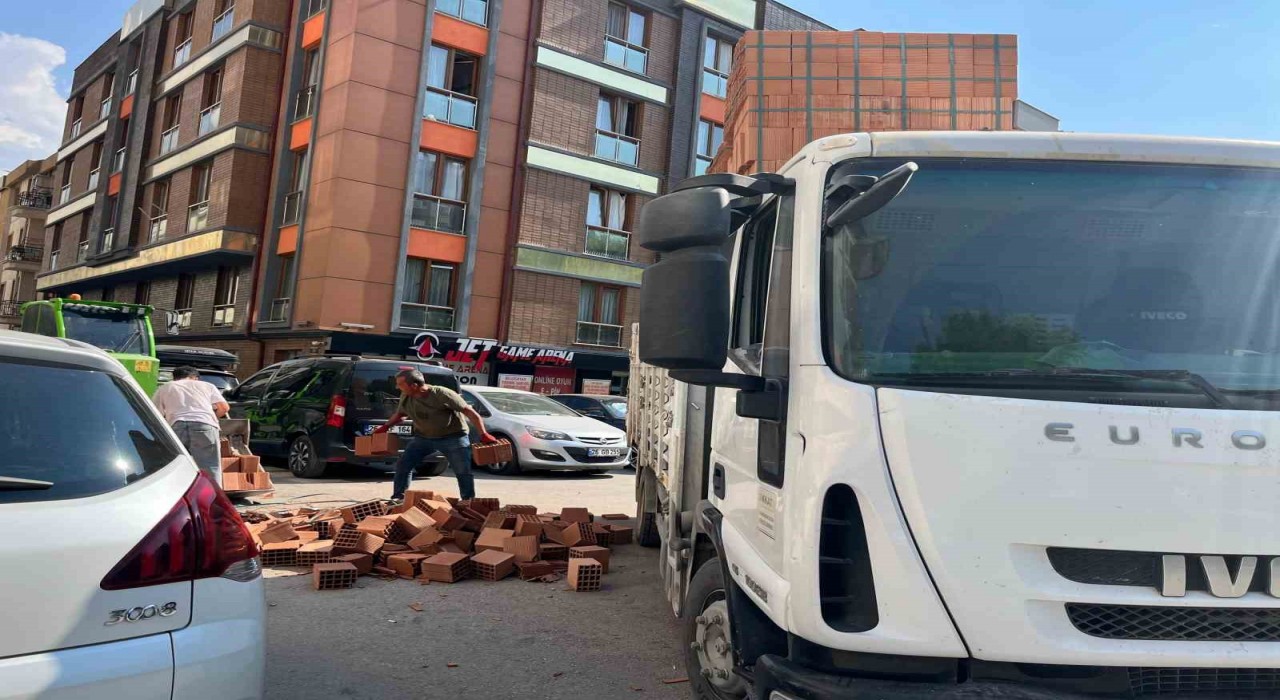 Kamyondan düşen tuğlalar yolu kapattı