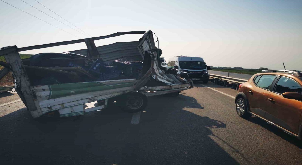 Kamyonet kamyona çarptı: 1 yaralı