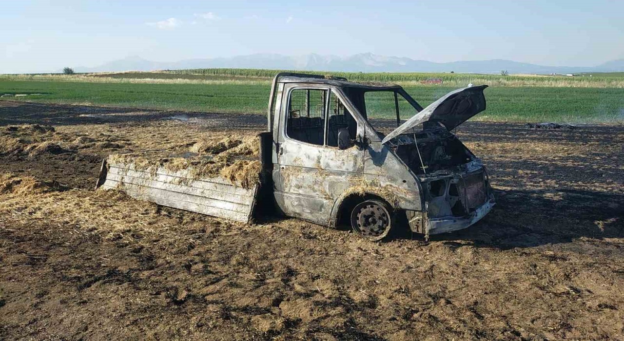 Kamyoneti samanlarla birlikte yanan üreticiye yardım eli uzandı