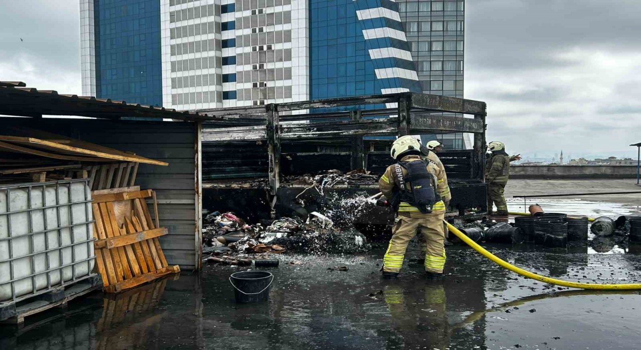 Kamyonette çıkan yangın Tesla araca sıçradı, dün aldığı otomobil zarar gördü