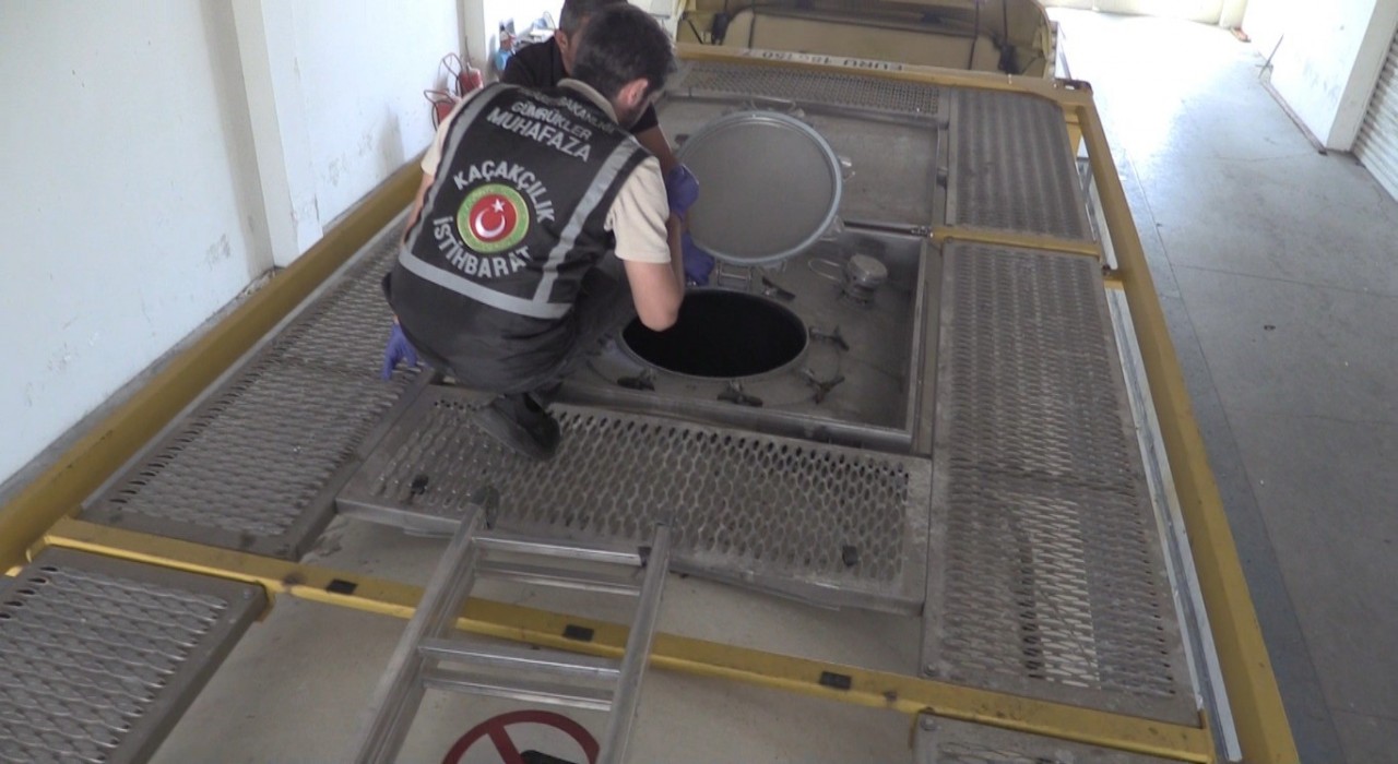 Kapıkulede boş tankerden 10 bine yakın kaçak elektronik sigara çıktı