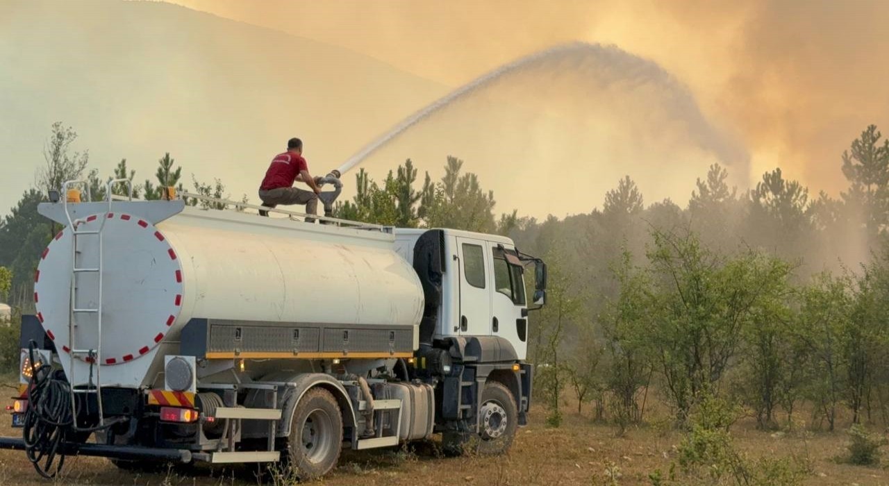 Karabükte 54. saatine giren orman yangını sürüyor: Davutlar köyü boşaltıldı
