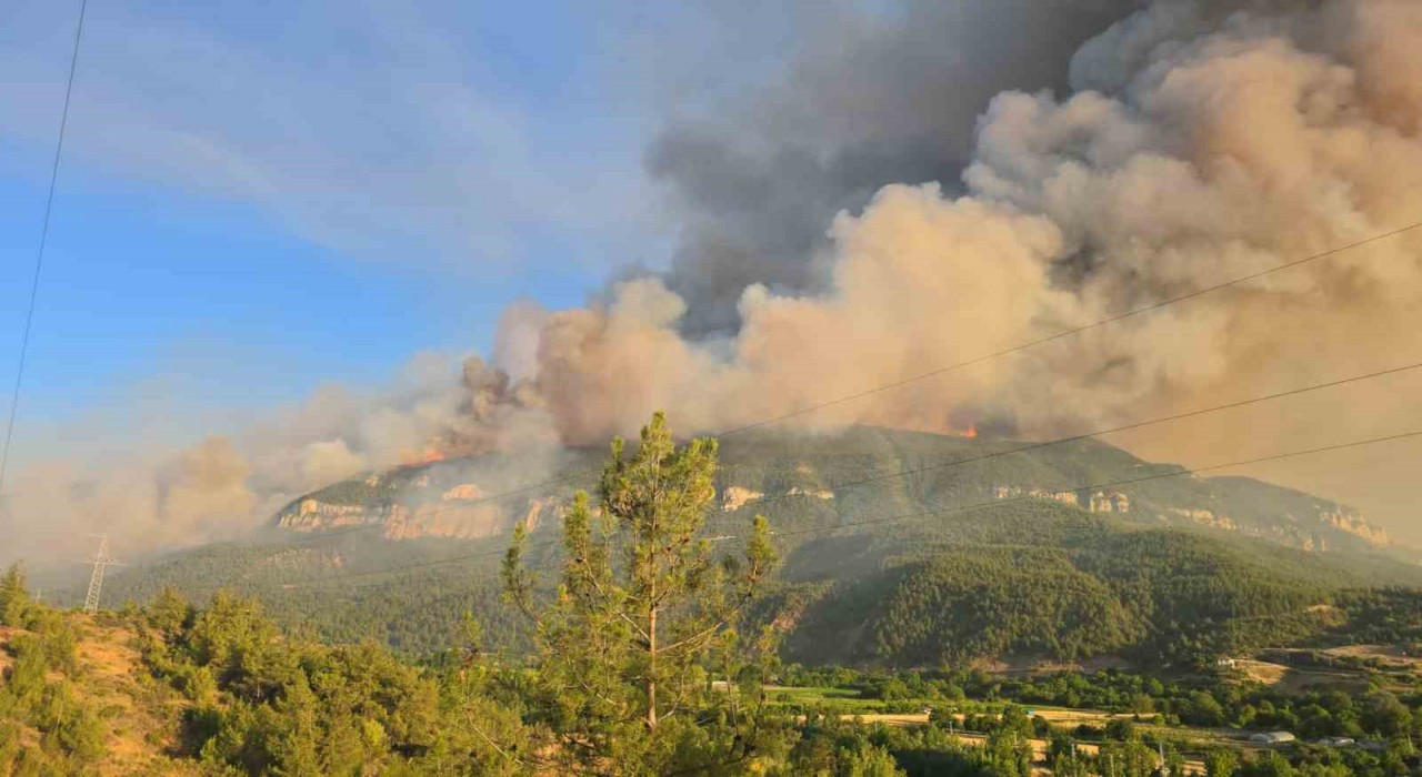 Karabükte alevler karayoluna doğru ilerliyor