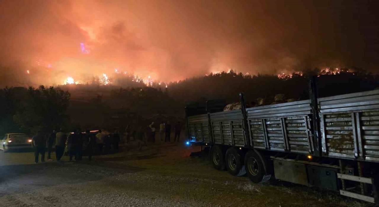 Karabükteki yangın Ankara karayoluna indi