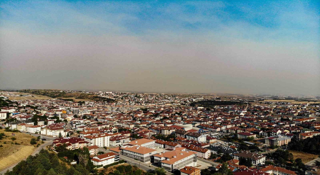 Karabükteki yangının dumanı Geredeyi sardı: İlçeyi kaplayan tabaka havadan görüntülendi