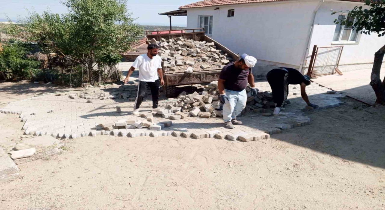 Karacasuda parke taşı döşeme çalışmaları devam ediyor