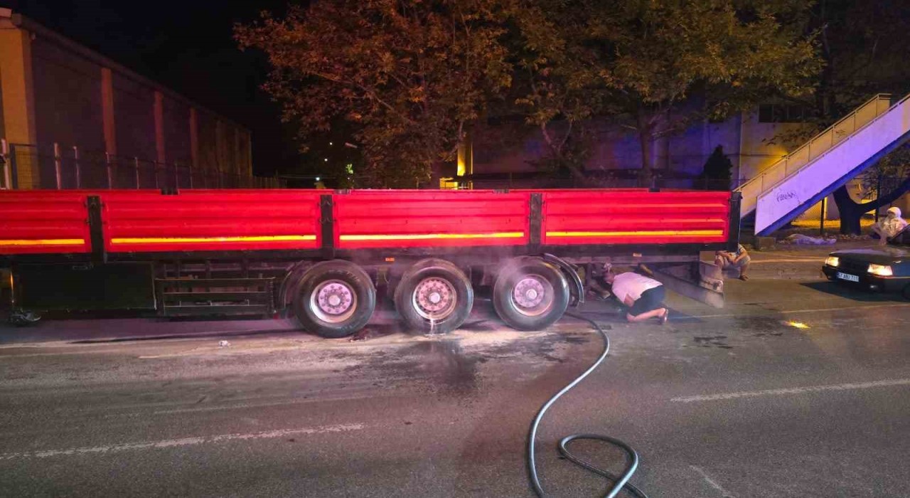 Karadeniz Ereğlide seyir halindeki tırın lastikleri alev aldı