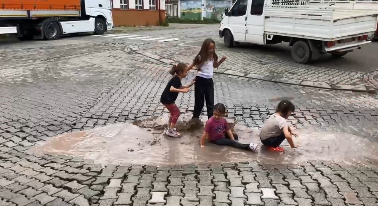 Karadenizde yağmur bu kez eğlenceye dönüştü