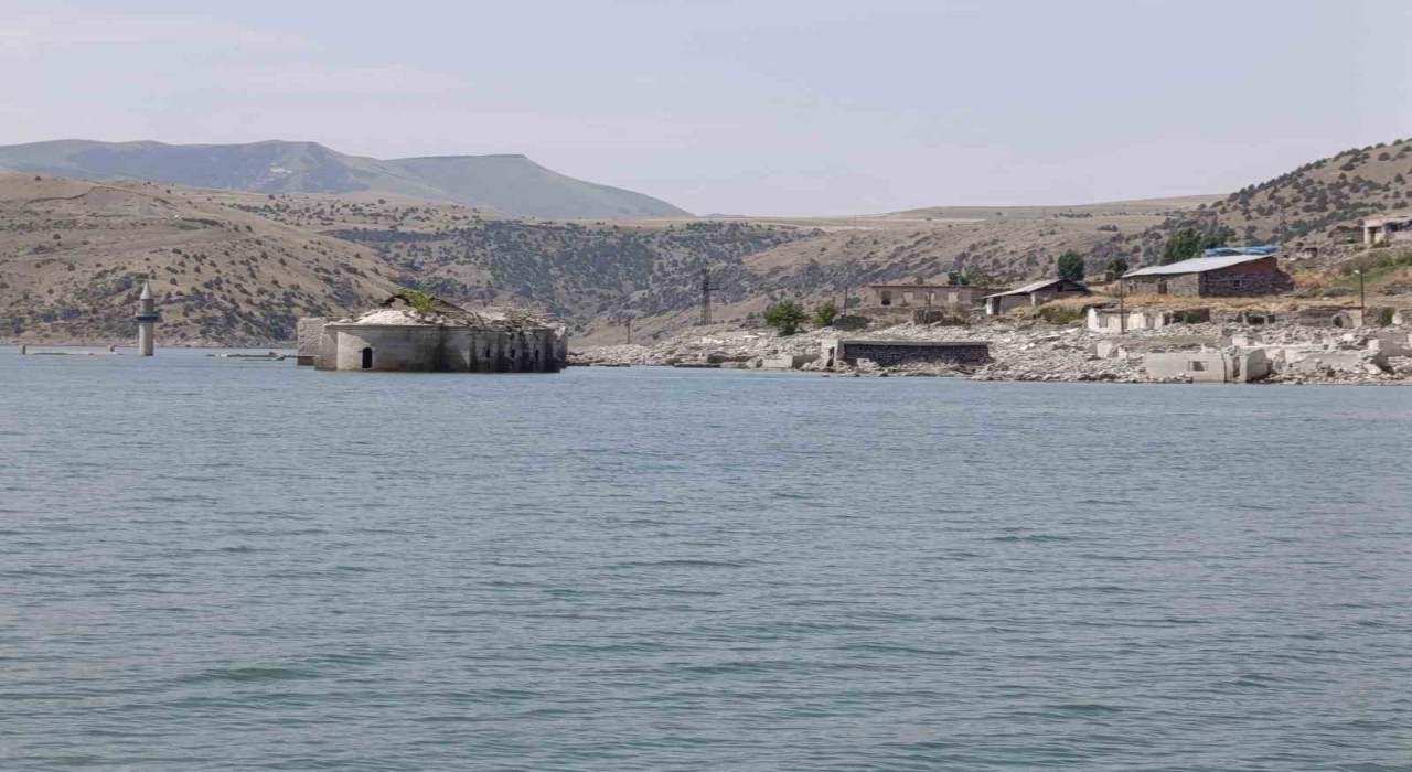 Karakurt Baraj Gölünde sular çekildi, tarihi köy yeniden ortaya çıktı