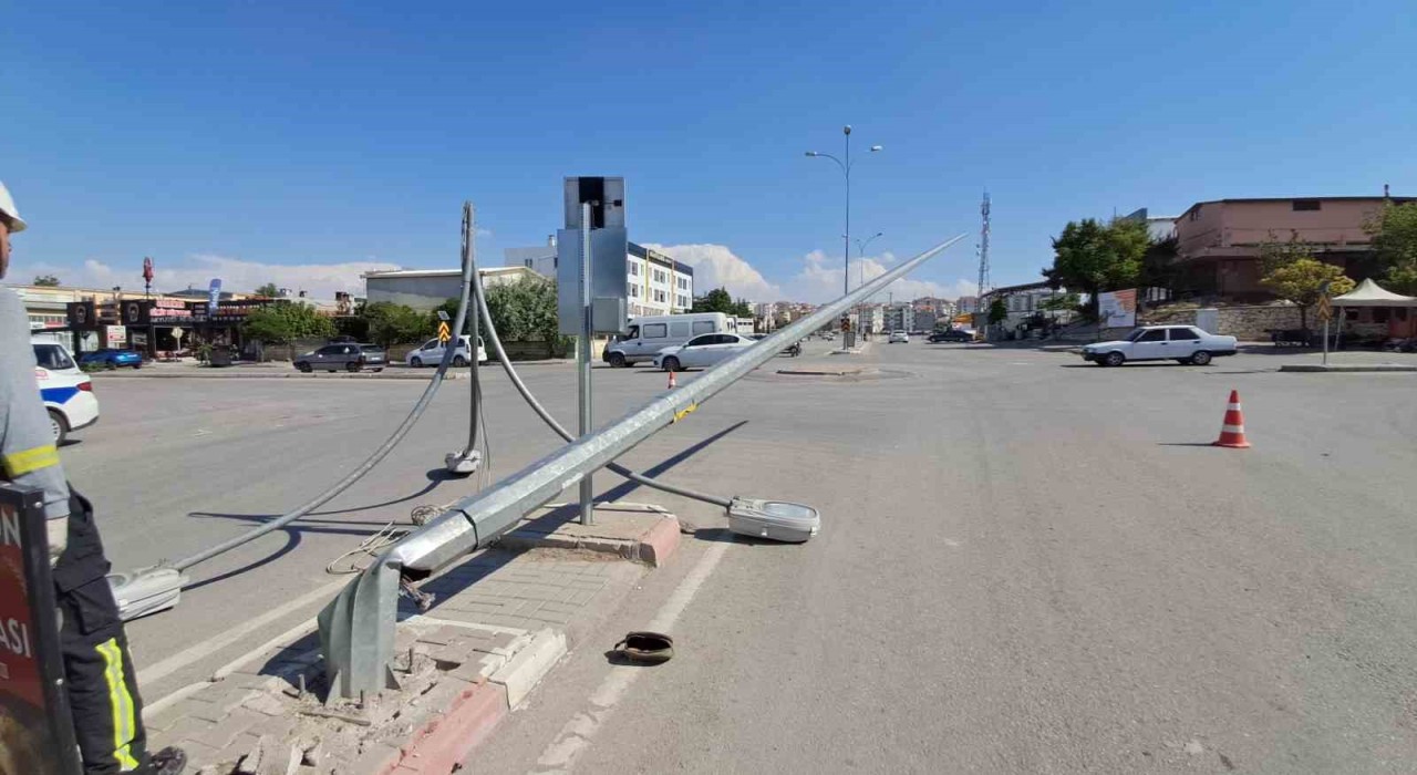 Karamanda aydınlatma direğini deviren araç kaçtı