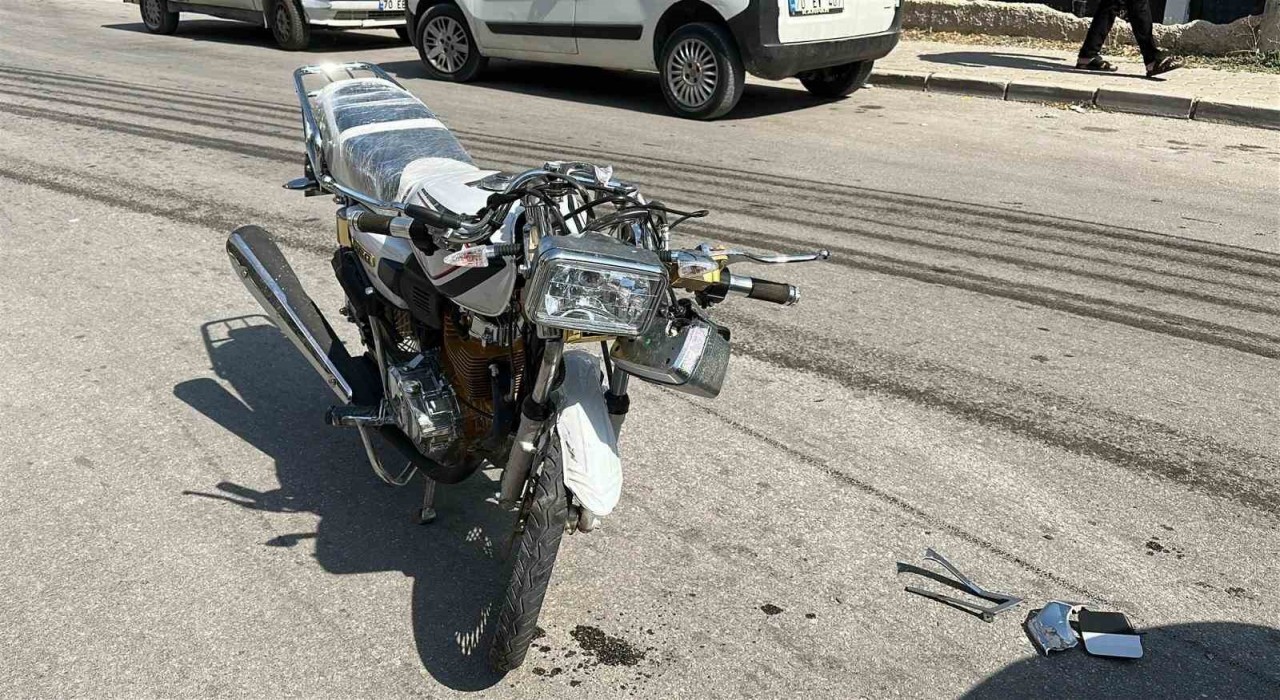 Karamanda ciple çarpışıp yola savrulan motosikletli yaralandı