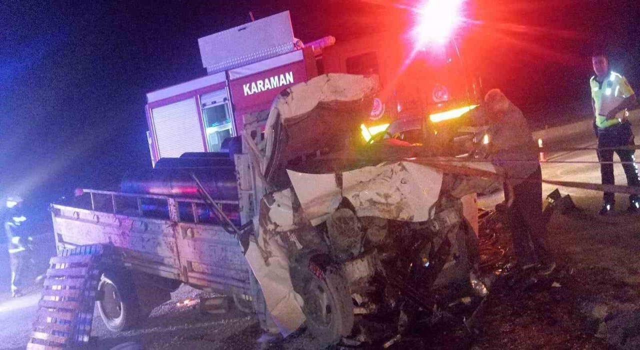 Karamanda kamyona çarpan kamyonet sürücüsü araçta sıkıştı: 1 yaralı