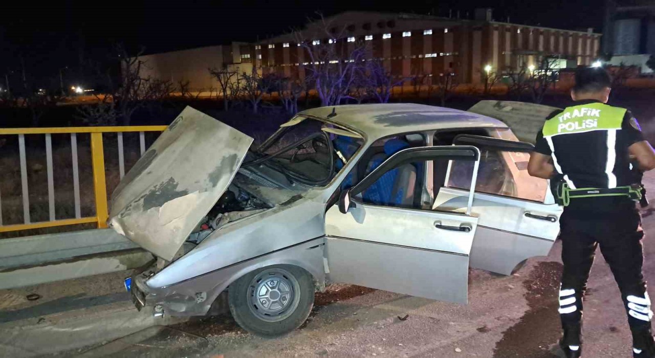 Karamanda kontrolden çıkan otomobil bariyerlere saplandı