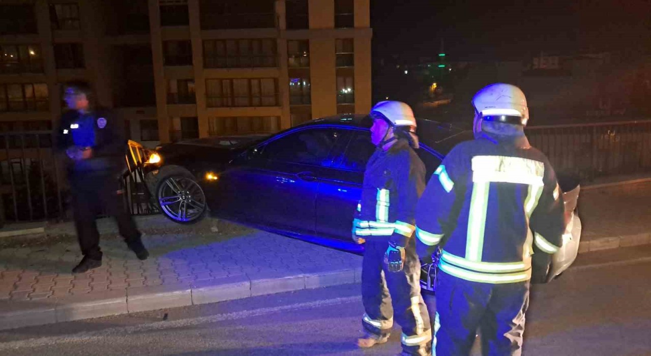 Karamanda kontrolden çıkan otomobil demir bariyere çarparak asılı kaldı