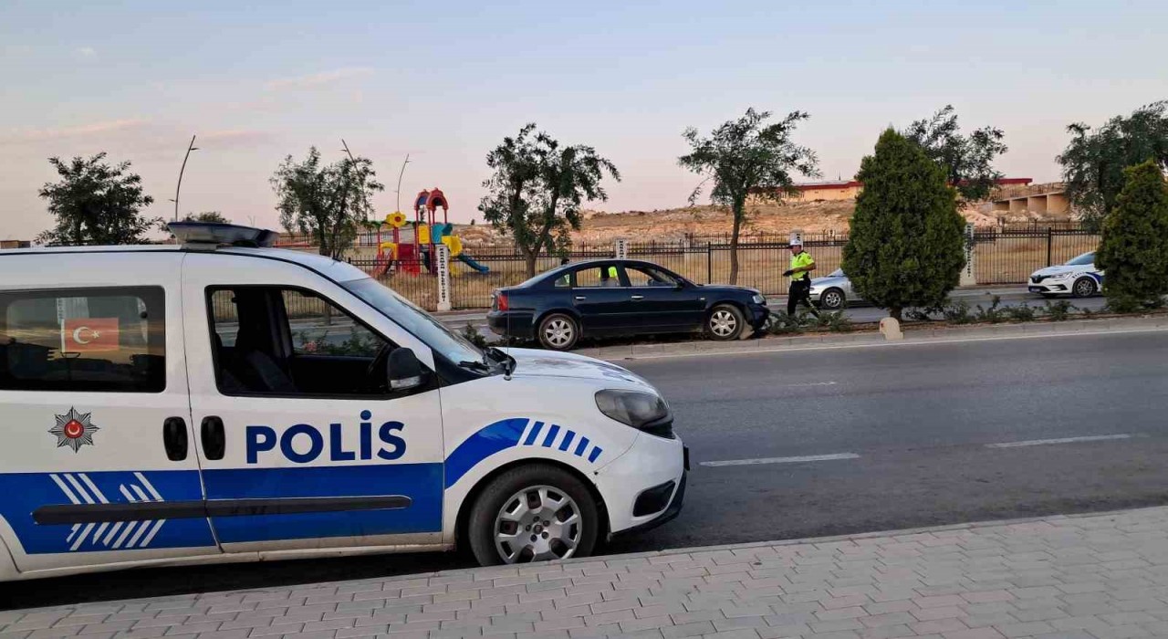 Karamanda kontrolden çıkan otomobil refüje çıktı: 1 yaralı