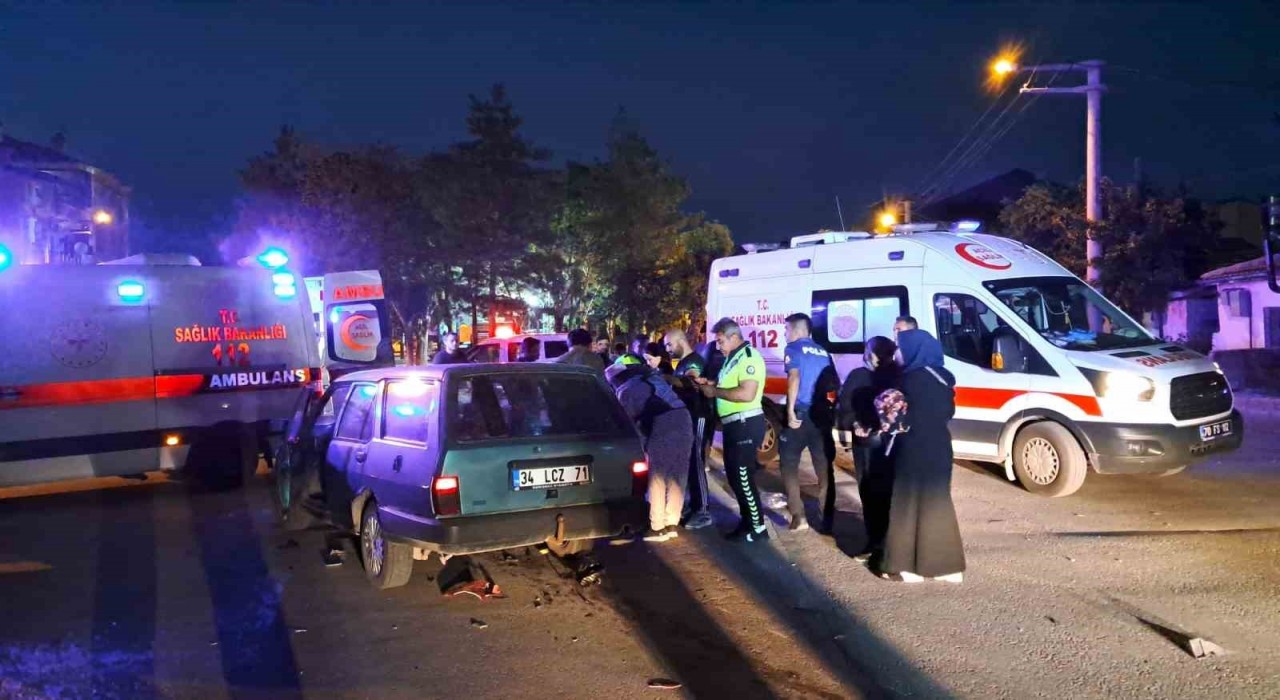 Karamanda otomobil ile motosiklet çarpıştı: 2 yaralı