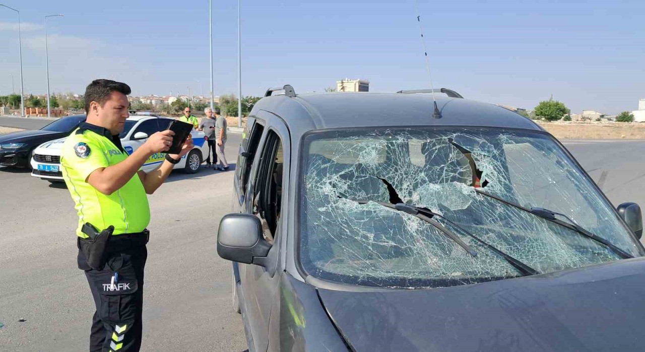 Karamanda otomobille hafif ticari araç çarpıştı: 1 yaralı