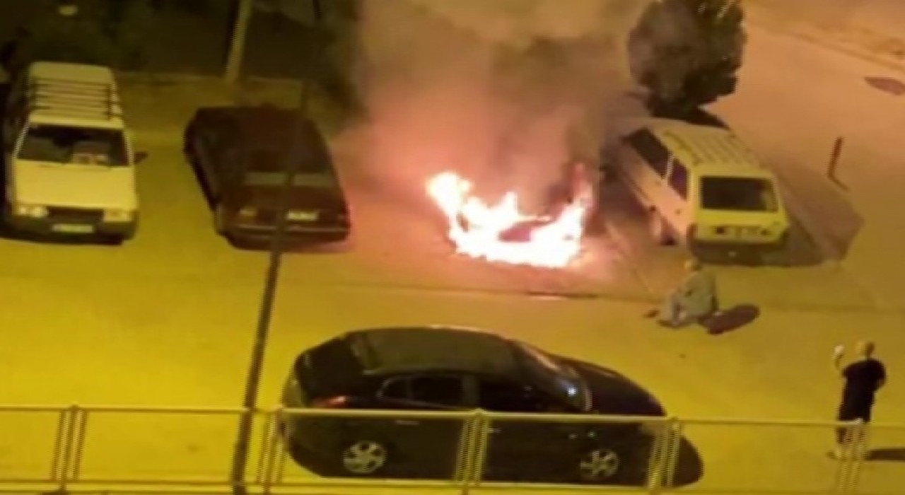 Karamanda park halindeki otomobil alev alev yandı