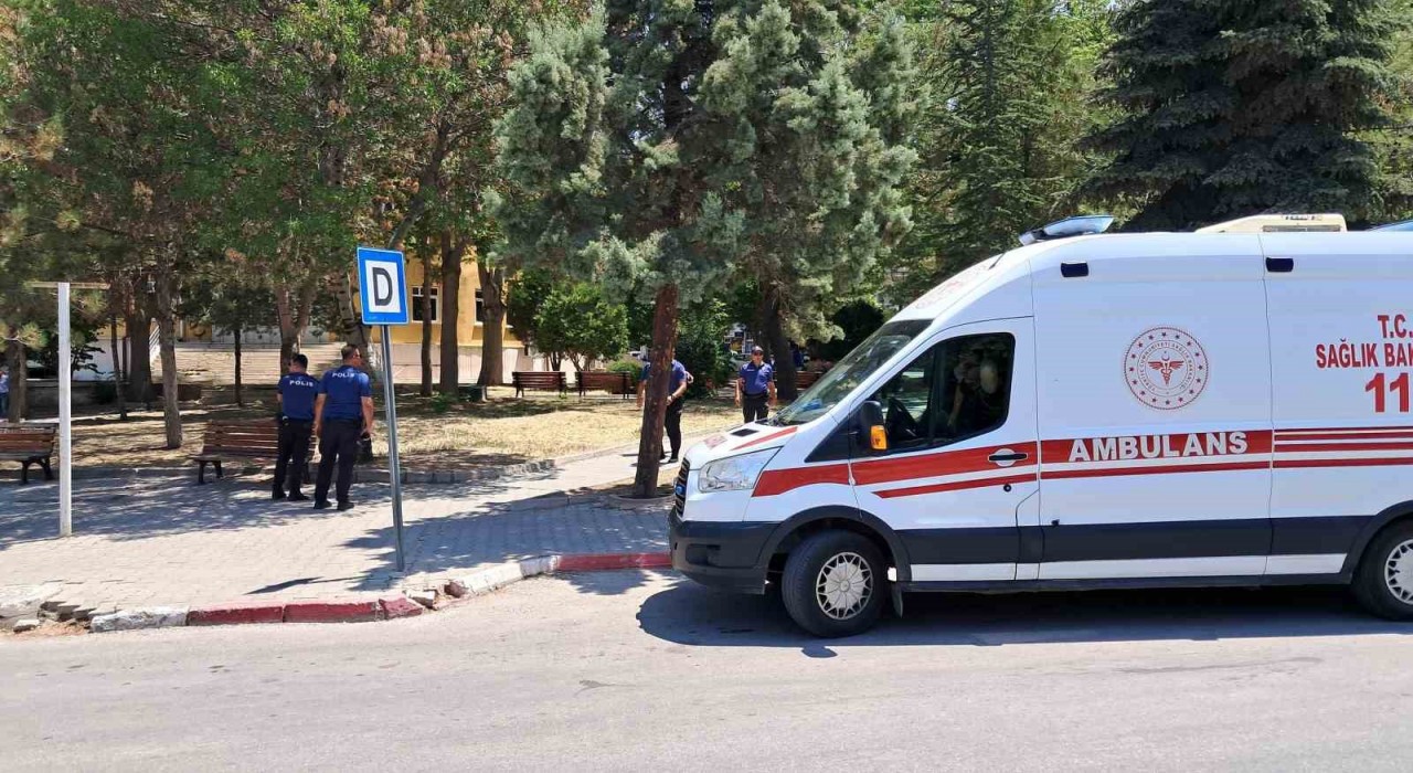 Karamanda parkta bıçaklı kavga: 1 yaralı