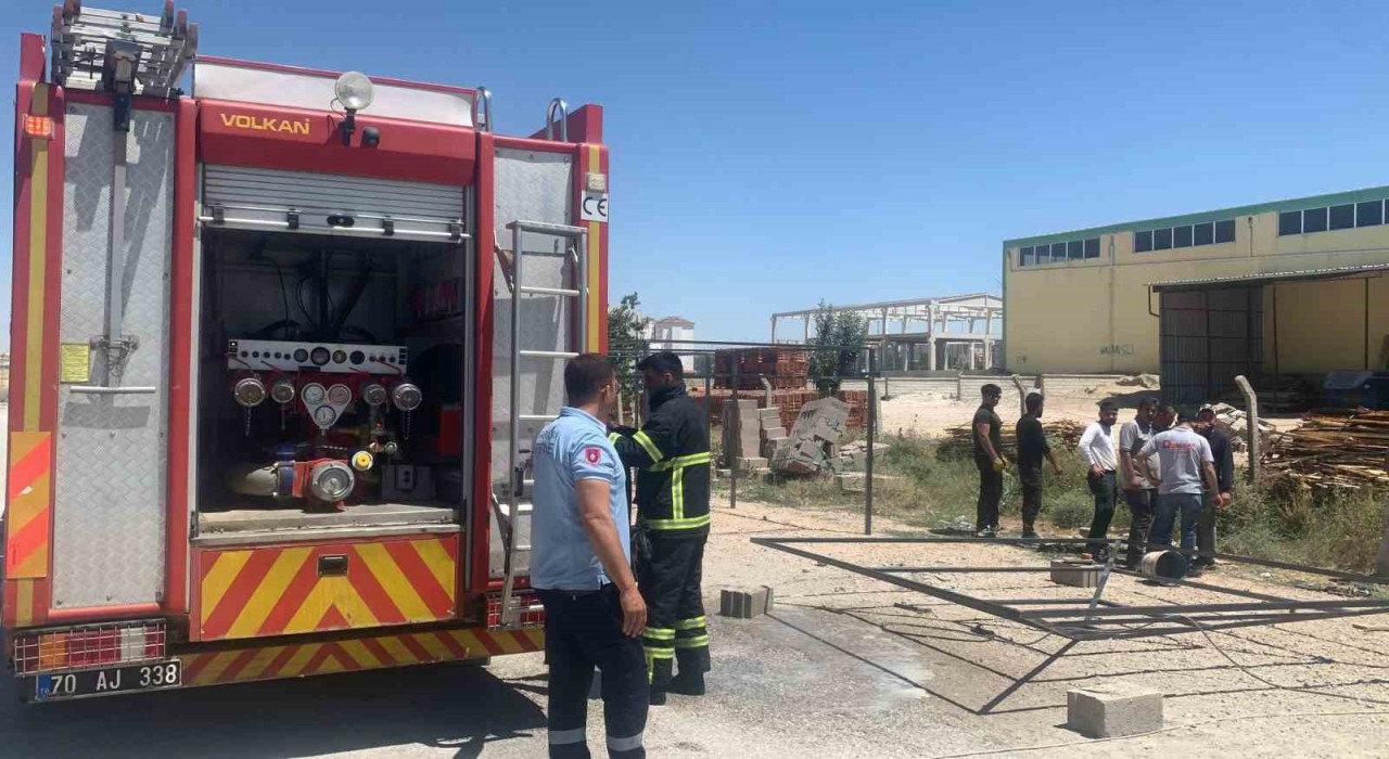 Karamanda tutuşan keresteleri itfaiye söndürdü
