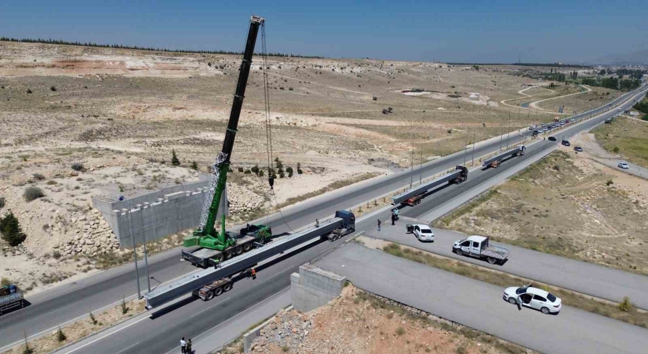 Karamanda yeni çevre yolundaki köprülü kavşağın 60 tonluk köprü kirişleri vinçle yerleştirildi