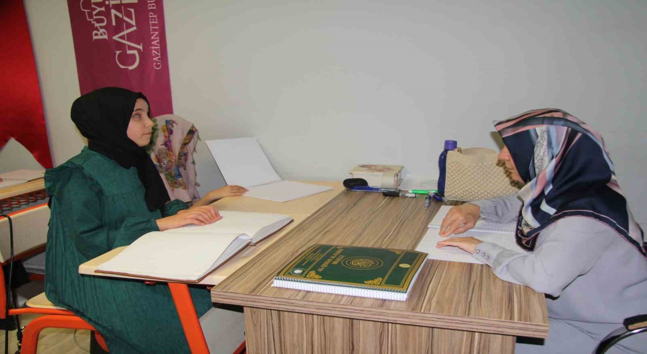 Karanlık dünyalarını Kuran-ı Kerim ile aydınlatıyorlar