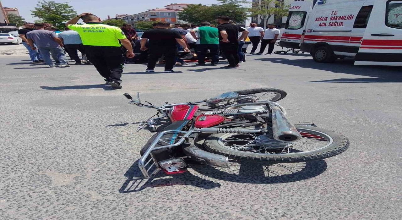 Karapınarda motosiklet ile kamyonet çarpıştı: 1 yaralı