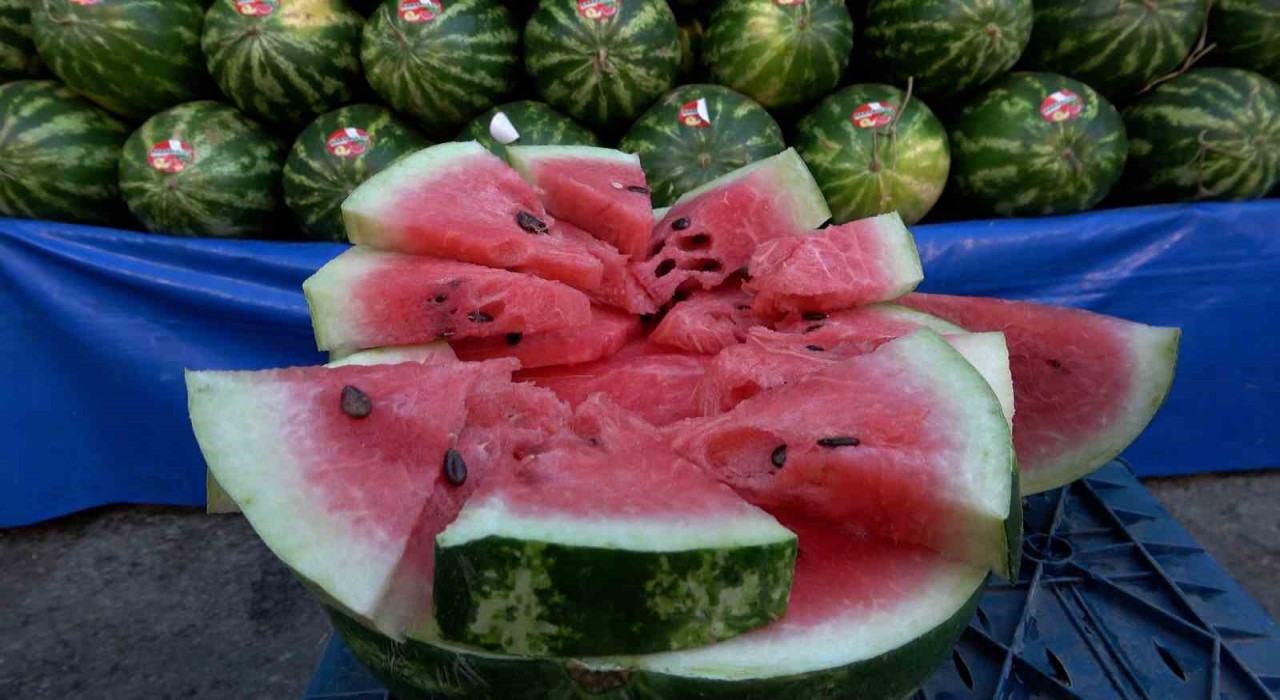 Karpuzun yıkanmadan kesilmesi salmonella riskini artırıyor