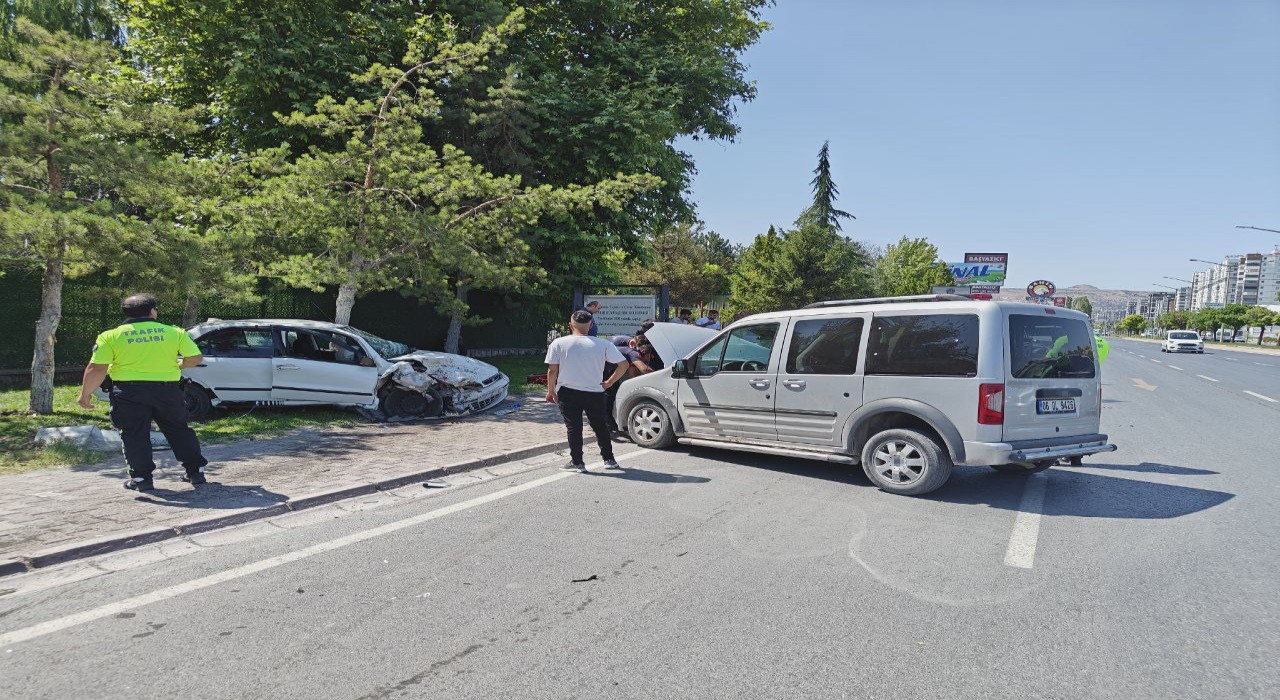 Karşı yola geçen otomobil 2 araca ve trafoya çarptı: 1 yaralı