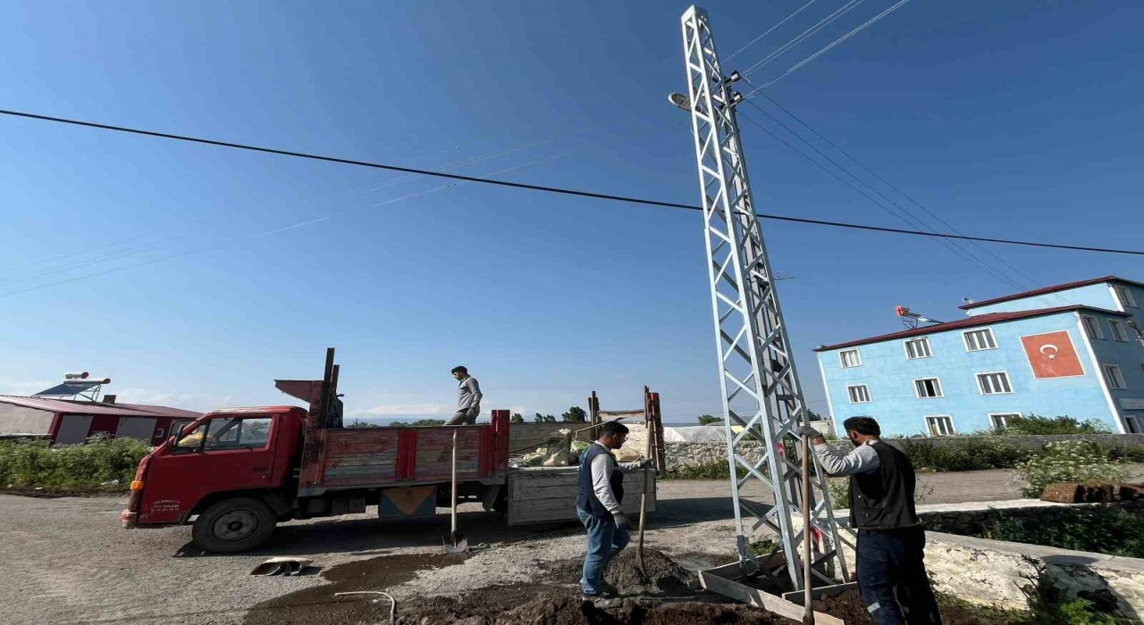 Karsta ARAS elektrik köylerde elektrik direklerini yeniliyor