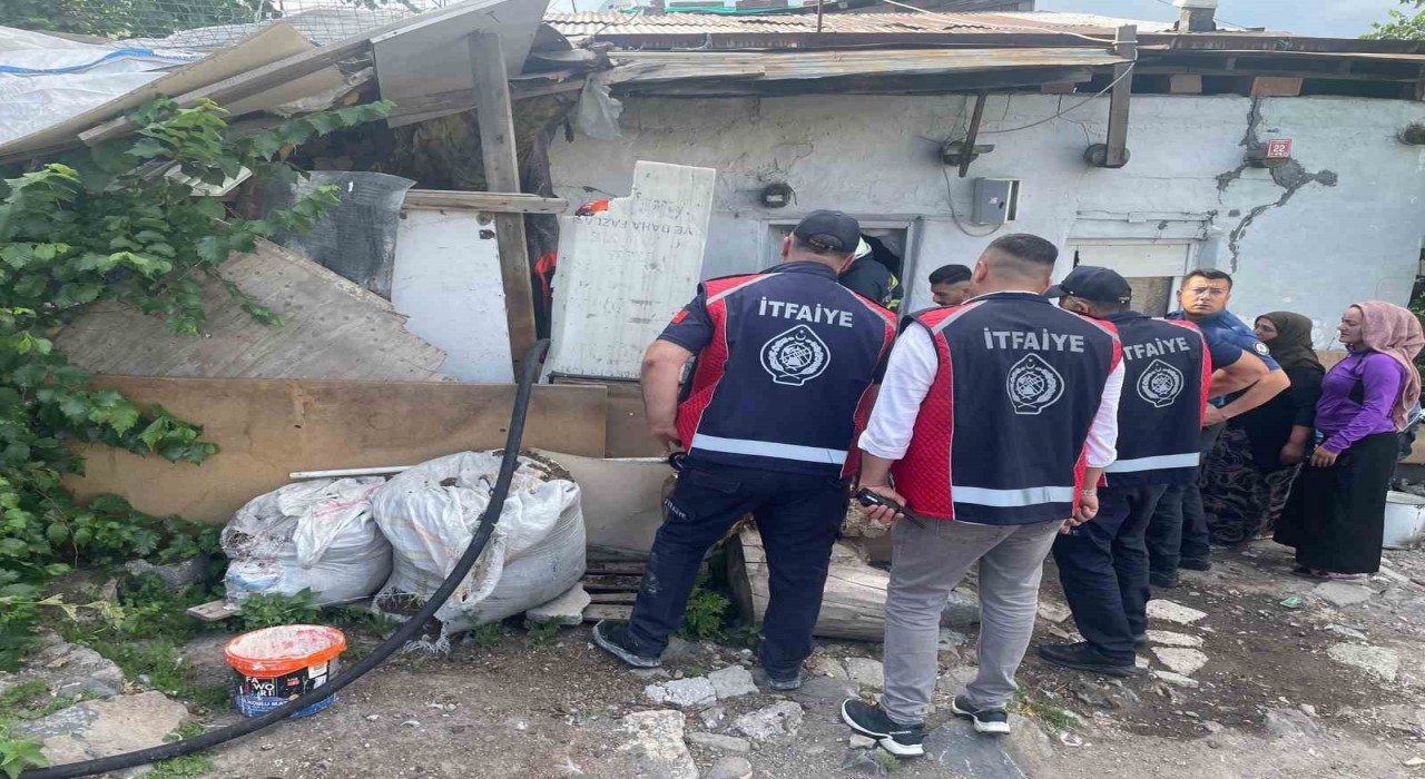 Karsta odunlukta çıkan yangın itfaiye ekiplerince söndürüldü