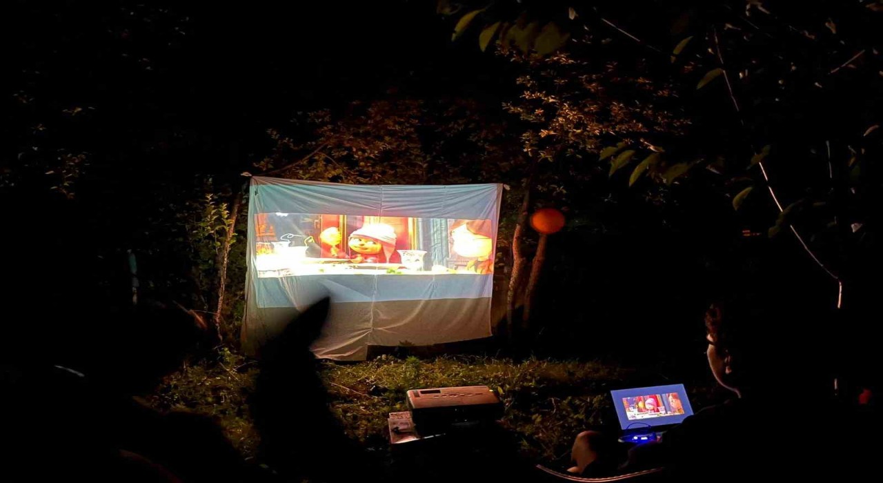 Karsta öğretmenden sıcak yaz akşamında çocuklara sinema keyfi