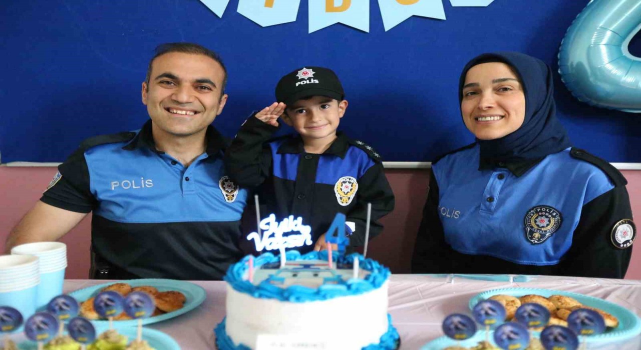 Karsta polis olmak isteyen çocuğa, polislerden doğum günü sürprizi