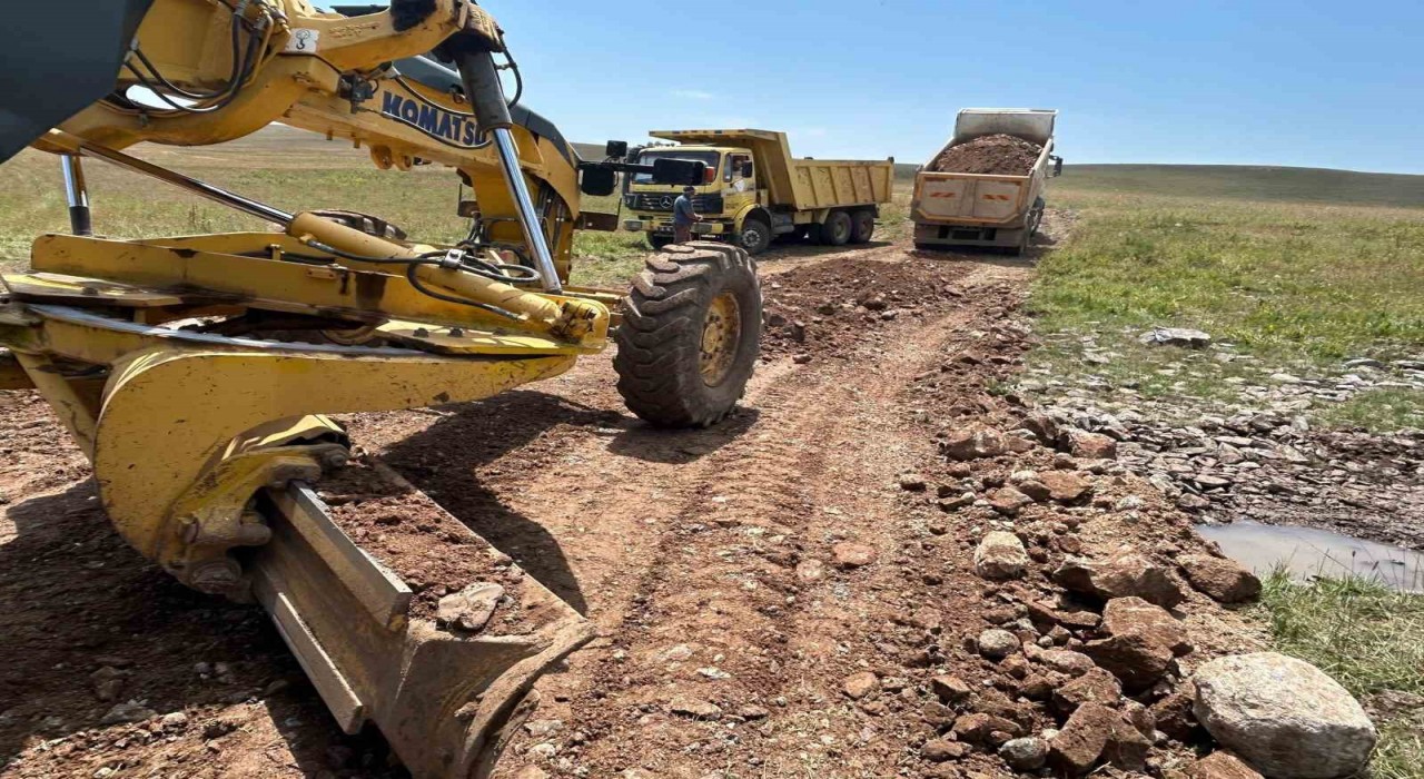 Karsta yayla yolları yapımı sürüyor