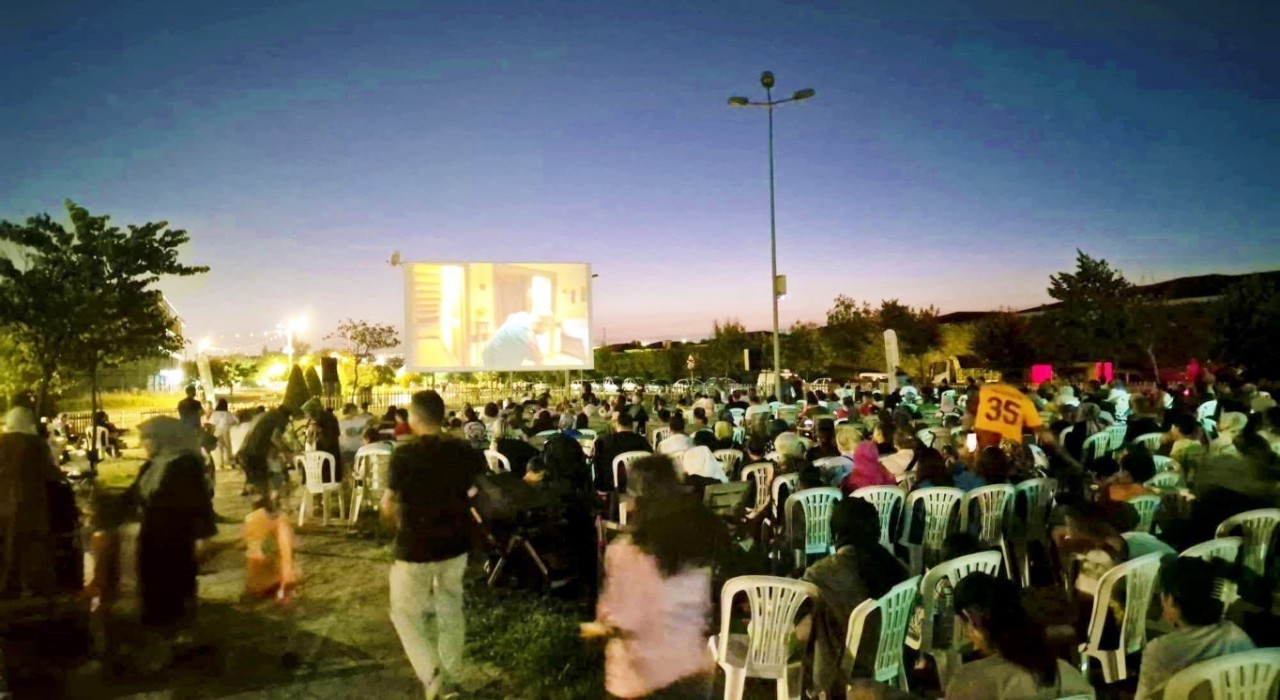 Kartepede vatandaşlar açık hava sinemasında buluştu