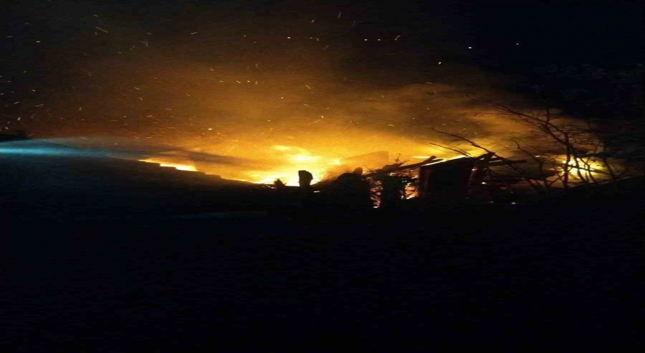 Kastamonuda çıkan yangında ev ve samanlık küle döndü