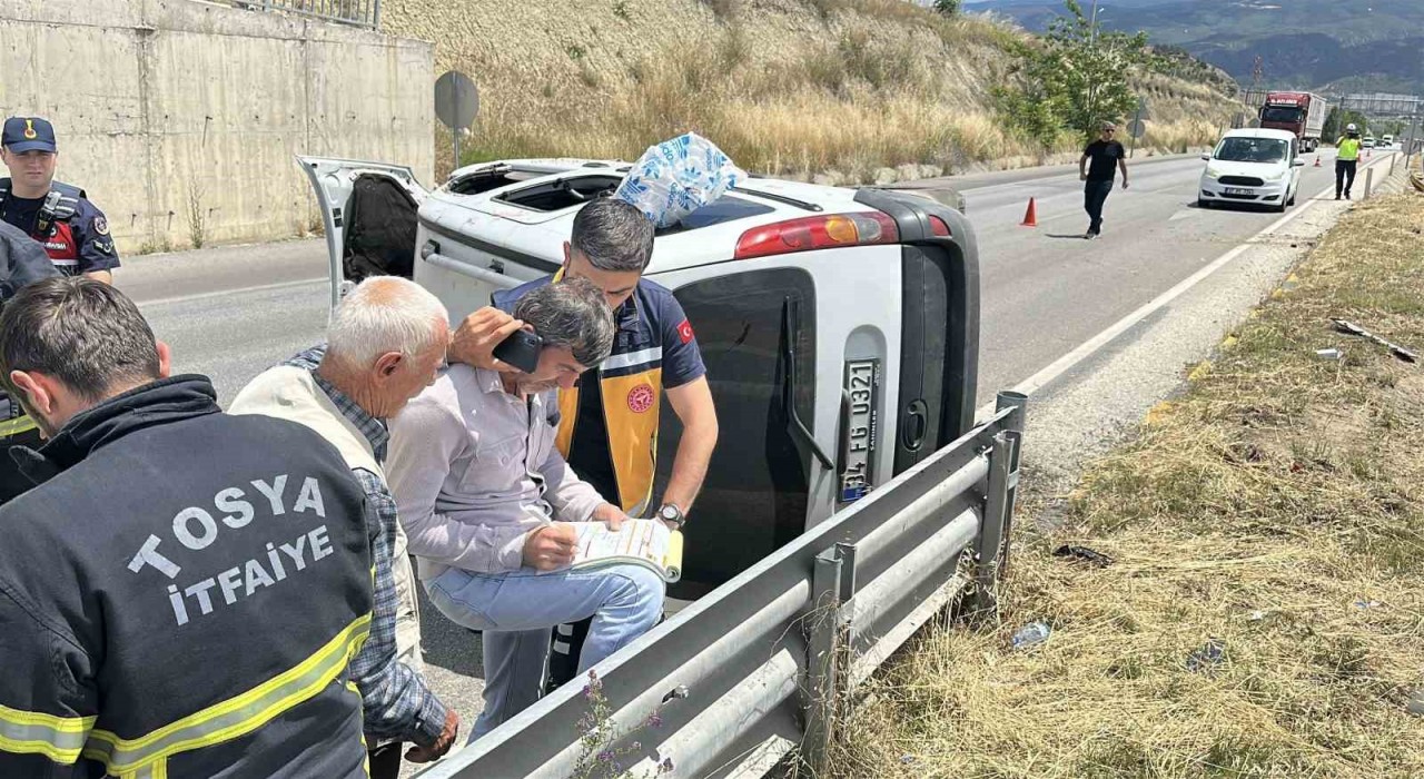 Kastamonuda hafif ticari araç yan yattı: 2 yaralı