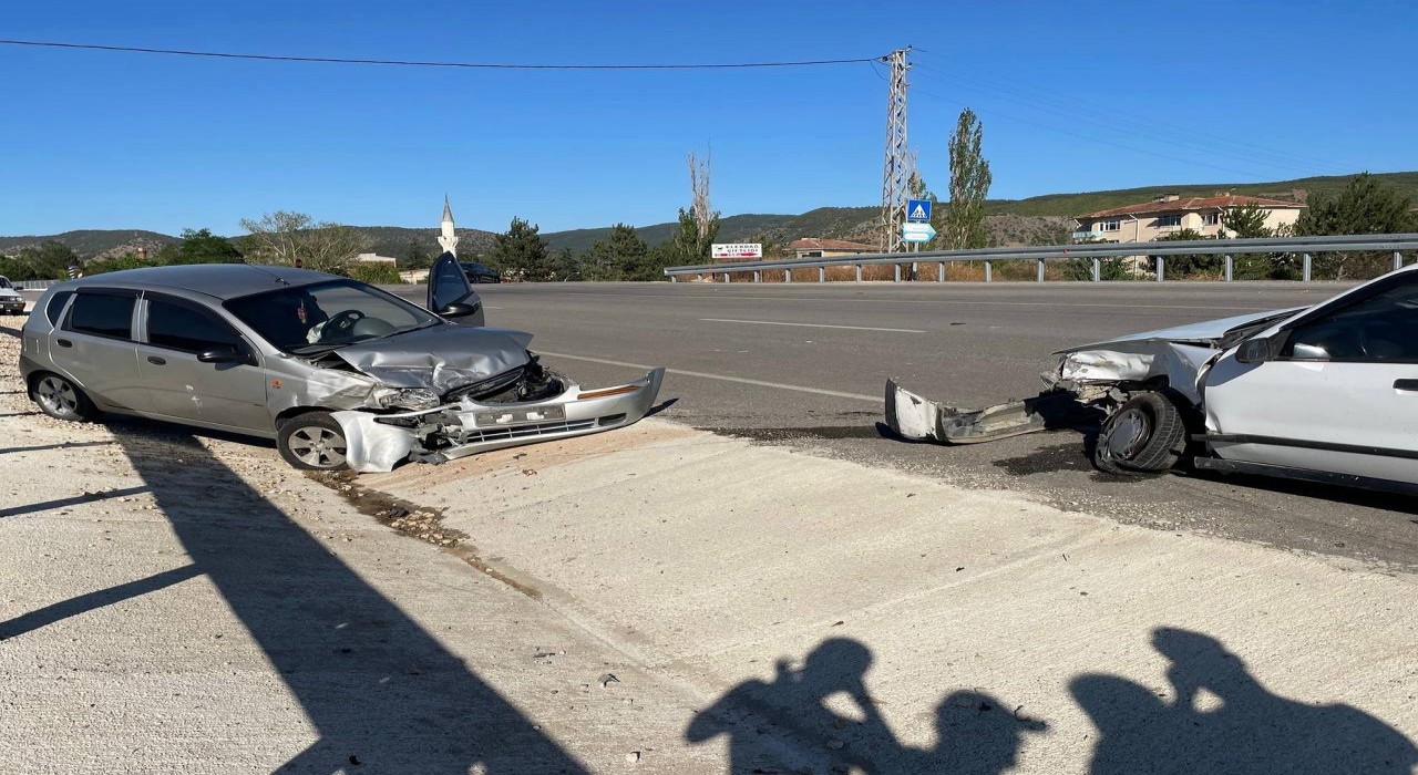 Kastamonuda iki otomobil çarpıştı: 1 yaralı