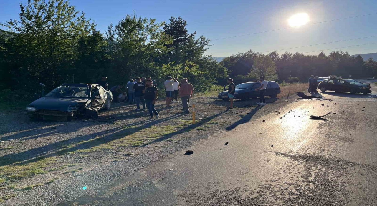 Kastamonuda iki otomobil kafa kafaya çarpıştı: 4 yaralı