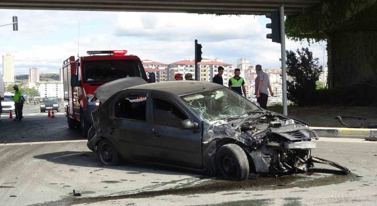 Kastamonuda minibüs ile otomobil çarpıştı: 4 yaralı