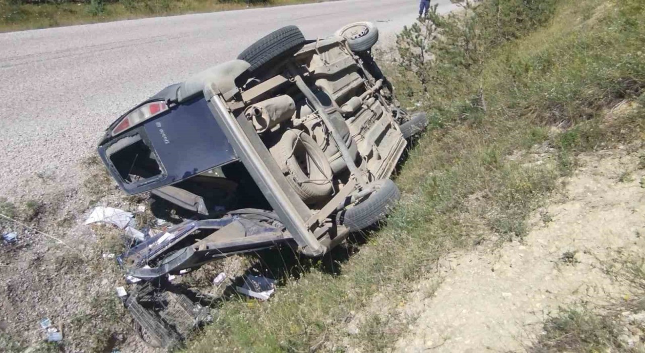 Kastamonuda mucura kapılan araç şarampolde takla attı: 2 yaralı