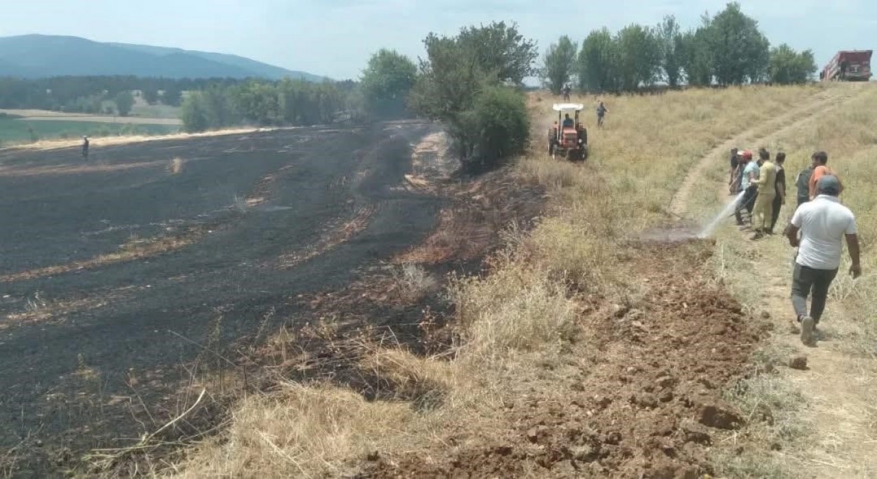 Kastamonuda tarlalda çıkan örtü yangını söndürüldü