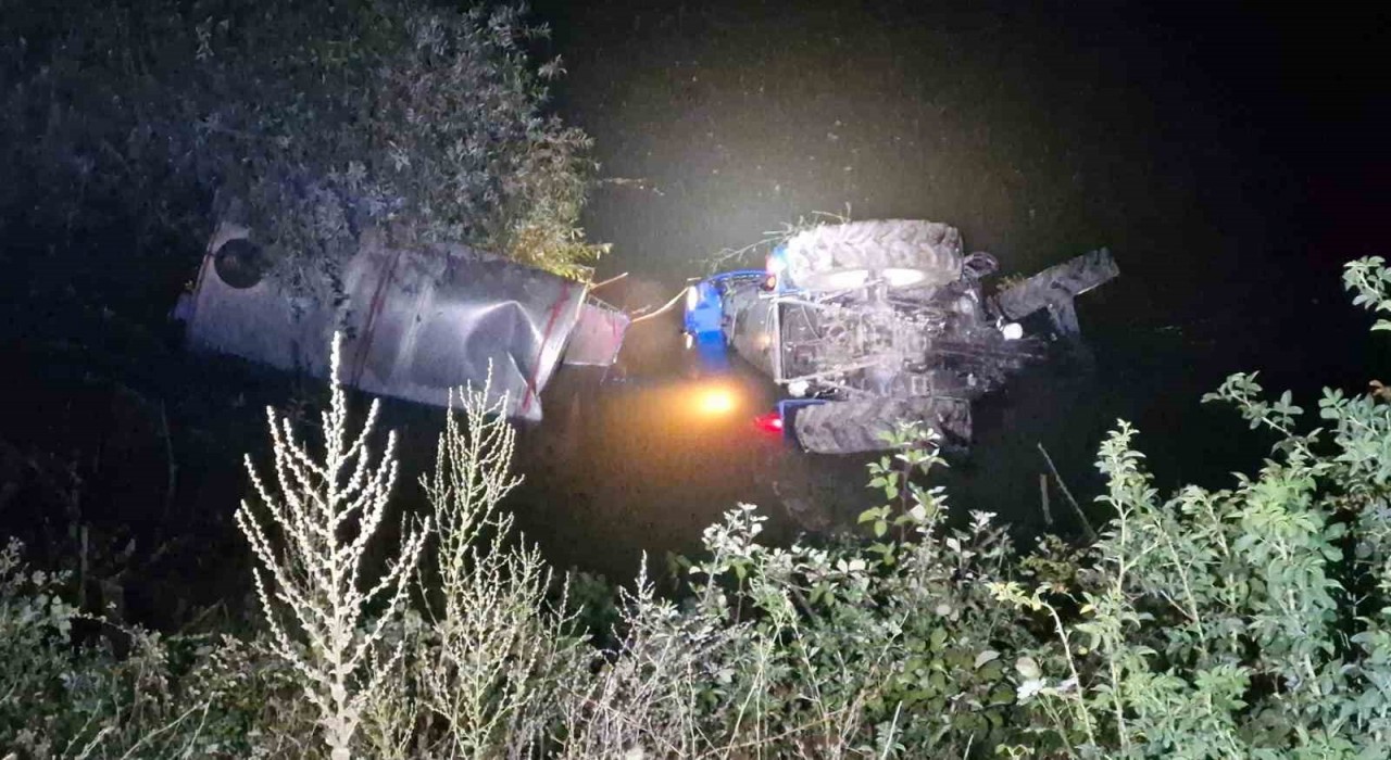 Kastamonuda traktör ırmağa devrildi, sürücüsü yaralandı