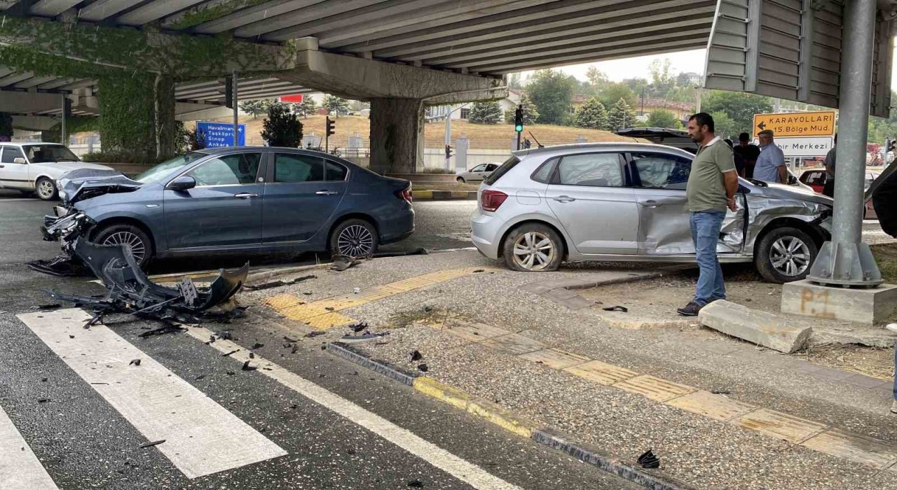 Kastamonuda üç araç birbirine girdi: 5 yaralı