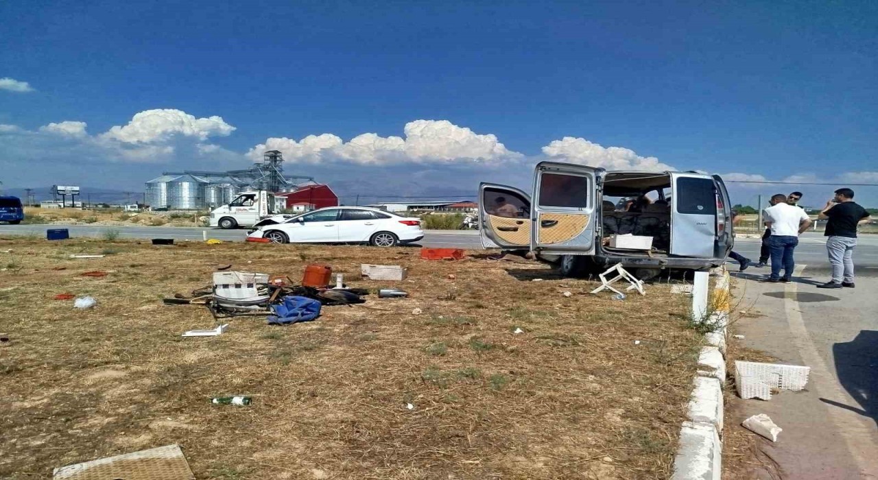 Kavşakta çarpışan iki otomobil hurdaya döndü: 5 yaralı